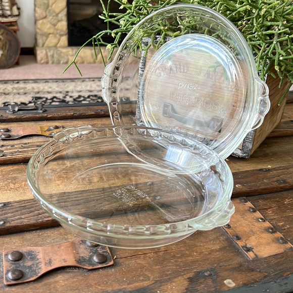Pyrex Kitchen Vintage Pyrex Pie Dishes 228 Set Of 2 Poshmark